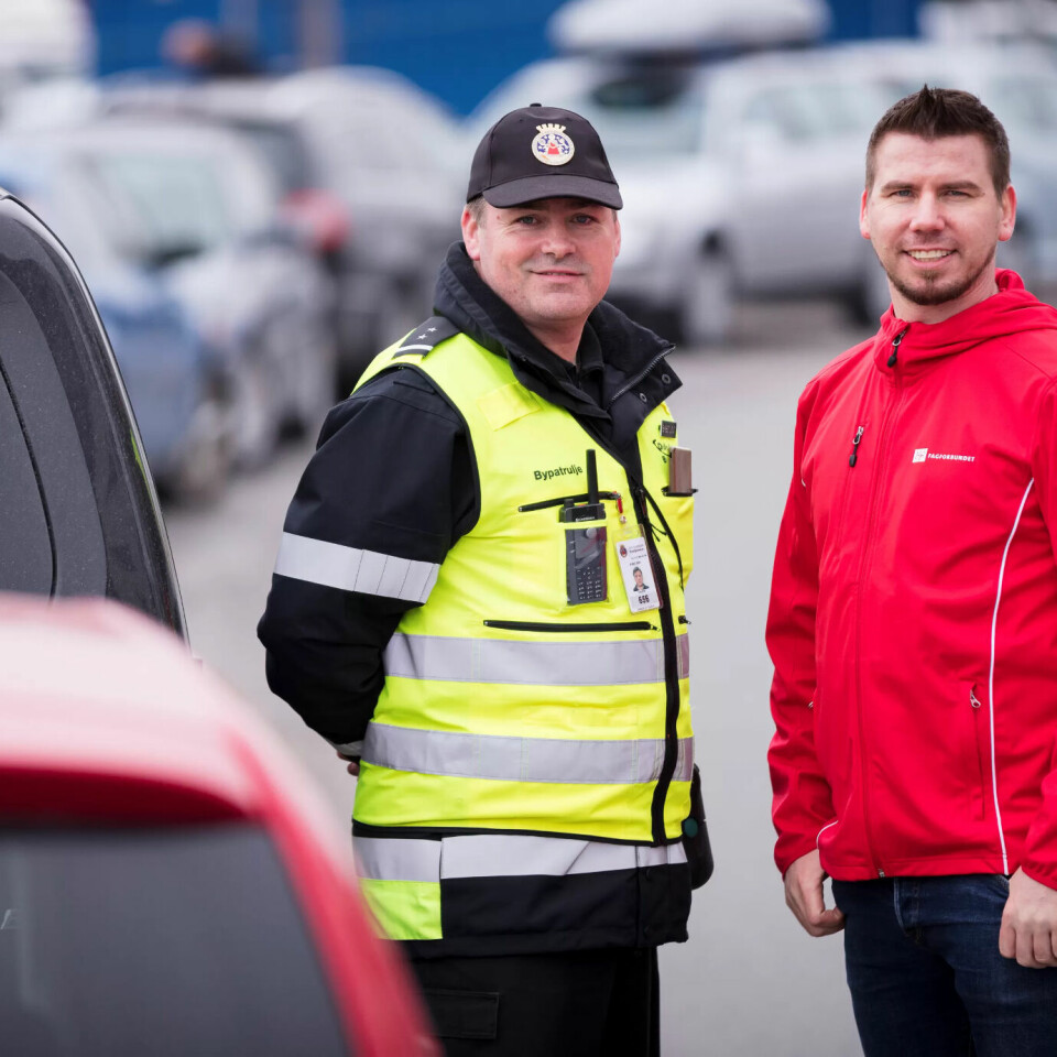 MISTET STATUS: At vi ikke lenger er offentlige tjenestemenn, betyr at de som utøver vold mot oss får en mildere straff, sier hovedtillitsvalgt Lar-Petter Einarsen og bybetjent Jan-Tore Moberg. MISTET STATUS: At vi ikke lenger er offentlige tjenestemenn, betyr at de som utøver vold mot oss får en mildere straff, sier hovedtillitsvalgt Lar-Petter Einarsen og bybetjent Jan-Tore Moberg.