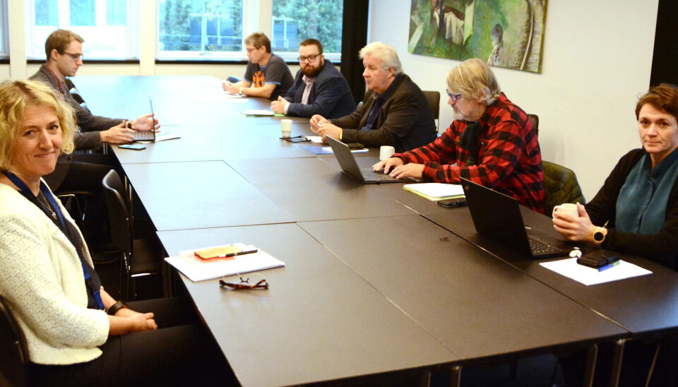 SAMFUNNSBEDRIFTENE: Til venstre sitter forhandlingsleder i Samfunnsbedriftene Babro Noss. Nederst til høyre de to utsendte fra EL og ITs delegasjon, Geir Aasen og Kåre Finjord. Bilde fra forhandlingsstart. SAMFUNNSBEDRIFTENE: Til venstre sitter forhandlingsleder i Samfunnsbedriftene Babro Noss. Nederst til høyre de to utsendte fra EL og ITs delegasjon, Geir Aasen og Kåre Finjord. Bilde fra forhandlingsstart.