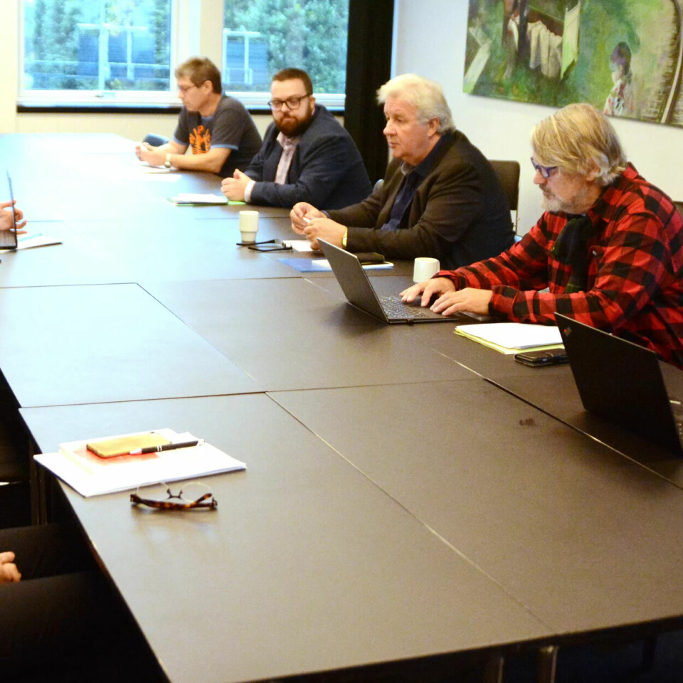 SAMFUNNSBEDRIFTENE: Til venstre sitter forhandlingsleder i Samfunnsbedriftene Babro Noss. Nederst til høyre de to utsendte fra EL og ITs delegasjon, Geir Aasen og Kåre Finjord. Bilde fra forhandlingsstart. SAMFUNNSBEDRIFTENE: Til venstre sitter forhandlingsleder i Samfunnsbedriftene Babro Noss. Nederst til høyre de to utsendte fra EL og ITs delegasjon, Geir Aasen og Kåre Finjord. Bilde fra forhandlingsstart.