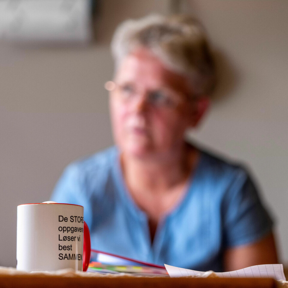 BLANT VENNER: En ettermiddag i våres, fant Madland denne koppen i postkassa. 'De store oppgavene løser vi best sammen,' står det på den. Oppi lå det en lapp med ønsker om en god valgkamp fra en hemmelig venn. BLANT VENNER: En ettermiddag i våres, fant Madland denne koppen i postkassa. 'De store oppgavene løser vi best sammen,' står det på den. Oppi lå det en lapp med ønsker om en god valgkamp fra en hemmelig venn.