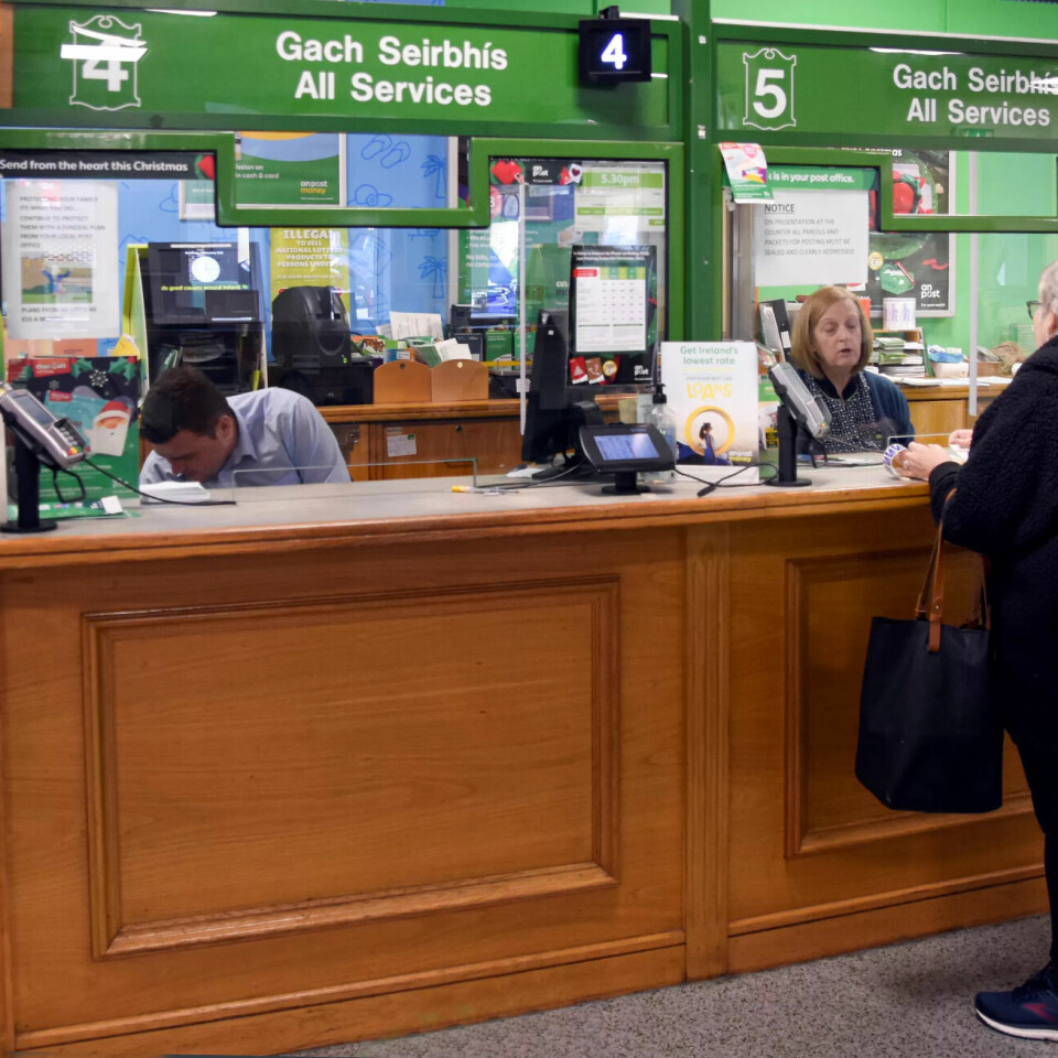 Fortsatt har An Post mange fullservice postkontor. Men kunde Susy Knight sier det blir stadig mindre betjening, og liker ikke trenden. – Folk trenger folk. En kvalifisert ansatt vil alltid gi bedre service enn en maskin, sier Knight - som her henter post på sitt lokale postkontor. Fortsatt har An Post mange fullservice postkontor. Men kunde Susy Knight sier det blir stadig mindre betjening, og liker ikke trenden. – Folk trenger folk. En kvalifisert ansatt vil alltid gi bedre service enn en maskin, sier Knight - som her henter post på sitt lokale postkontor.
