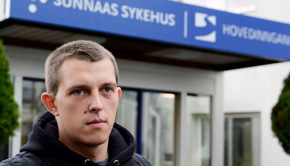 SUNNAAS: Ramunas Gudas utenfor inngangsdøra på Sunnaas i 2017 i forbindelse med undersøkelse med tanke på erstatning. Like før somemren 2018 ble det kjent at han får menererstatning. SUNNAAS: Ramunas Gudas utenfor inngangsdøra på Sunnaas i 2017 i forbindelse med undersøkelse med tanke på erstatning. Like før somemren 2018 ble det kjent at han får menererstatning.