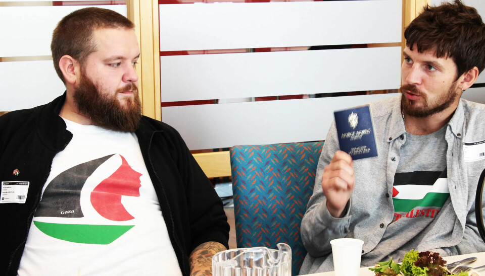 PROTESTERER: Jørgen Pedersen og Herman Reksten var med på Ship to Gaza. Kaptein Herman Reksten mener at hans sjømannsdokument ikke er noe verdt, om norske myndigheter ikke protesterer på bordingen i internasjonalt farvann. PROTESTERER: Jørgen Pedersen og Herman Reksten var med på Ship to Gaza. Kaptein Herman Reksten mener at hans sjømannsdokument ikke er noe verdt, om norske myndigheter ikke protesterer på bordingen i internasjonalt farvann.