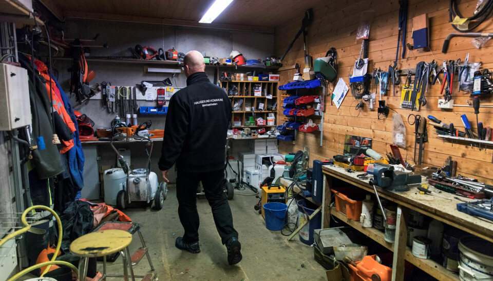 UTE: Banemester Kåre Steinsnes (55) kunne aldri tenkt seg en jobb der han måtte sitte inne på et kontor. Her er han ute i verkstedet for å finne.... UTE: Banemester Kåre Steinsnes (55) kunne aldri tenkt seg en jobb der han måtte sitte inne på et kontor. Her er han ute i verkstedet for å finne....