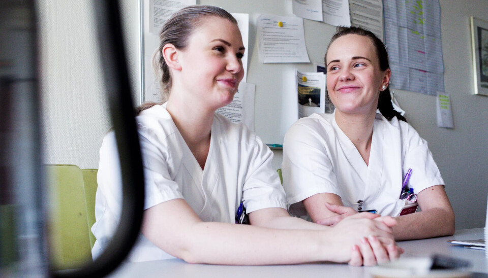 ULIKE, MEN LIKE VIKTIGE: May-Helene Nielsen (t.v.) Linn Sabine Eriksen mener helsefagarbeiderne er best på grunnleggende sykepleie, mens sykepleierne har mer medisinsk kunnskap. ULIKE, MEN LIKE VIKTIGE: May-Helene Nielsen (t.v.) Linn Sabine Eriksen mener helsefagarbeiderne er best på grunnleggende sykepleie, mens sykepleierne har mer medisinsk kunnskap.