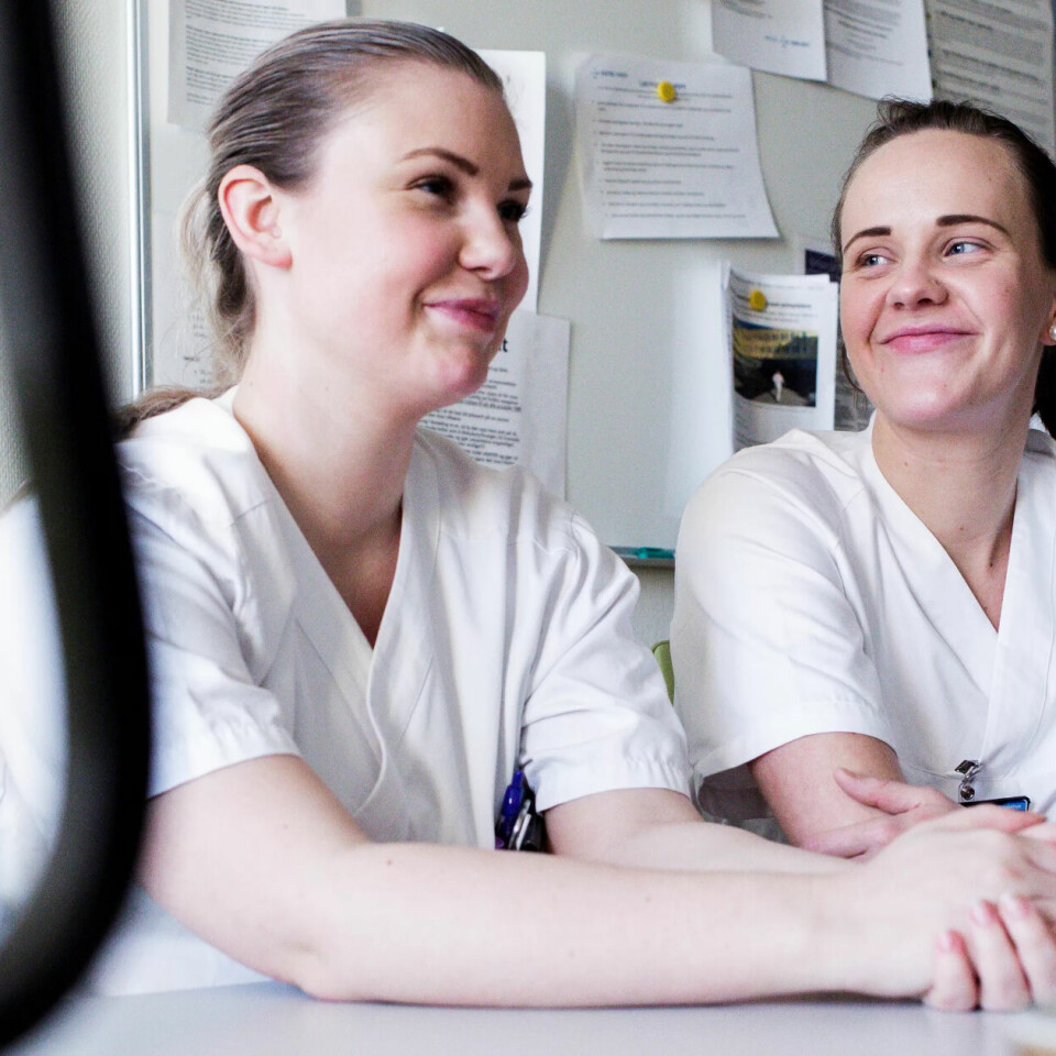 ULIKE, MEN LIKE VIKTIGE: May-Helene Nielsen (t.v.) Linn Sabine Eriksen mener helsefagarbeiderne er best på grunnleggende sykepleie, mens sykepleierne har mer medisinsk kunnskap. ULIKE, MEN LIKE VIKTIGE: May-Helene Nielsen (t.v.) Linn Sabine Eriksen mener helsefagarbeiderne er best på grunnleggende sykepleie, mens sykepleierne har mer medisinsk kunnskap.
