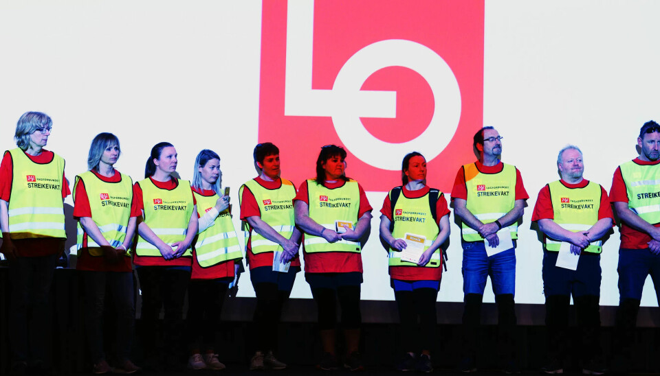 STREIKER FOR PENSJON: På St. Olav Hospital i Trondheim er 86 ansatte i streik for pensjon fra første krone. Flere av dem deltok under åpningen av LOs representantskapsmøte mandag. STREIKER FOR PENSJON: På St. Olav Hospital i Trondheim er 86 ansatte i streik for pensjon fra første krone. Flere av dem deltok under åpningen av LOs representantskapsmøte mandag.