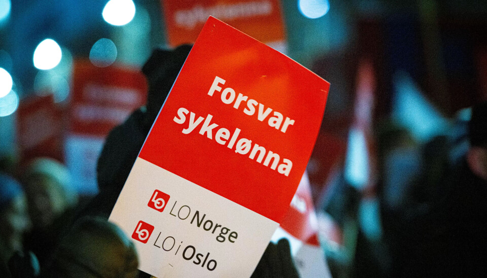 Full lønn under sykdom er den grunnleggende tryggheten Unio var i ferd med å forhandle bort, mens LO sto rakrygget. Full lønn under sykdom er den grunnleggende tryggheten Unio var i ferd med å forhandle bort, mens LO sto rakrygget.