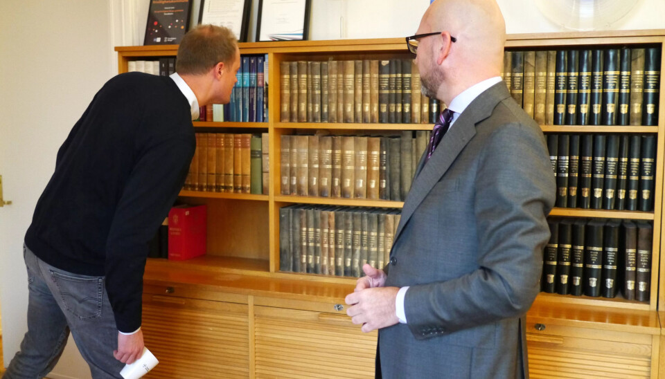 RYDDEJOBB: Hans Fredrik Kvitvang rydder ikke i bokhylla på Kristian Dahlberg Hauges kontor, men ellers i kommunen. RYDDEJOBB: Hans Fredrik Kvitvang rydder ikke i bokhylla på Kristian Dahlberg Hauges kontor, men ellers i kommunen.
