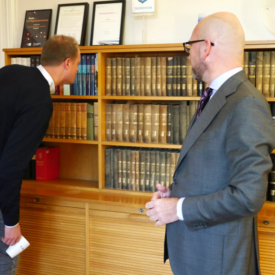 RYDDEJOBB: Hans Fredrik Kvitvang rydder ikke i bokhylla på Kristian Dahlberg Hauges kontor, men ellers i kommunen. RYDDEJOBB: Hans Fredrik Kvitvang rydder ikke i bokhylla på Kristian Dahlberg Hauges kontor, men ellers i kommunen.