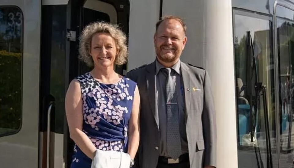 FORNØYDE: Konsernsjef i Sporveien, Birte Sjule og T-banefører Eivind Mathisen var strålende fornøyd med reisevalget til det kongelige reisefølget. FORNØYDE: Konsernsjef i Sporveien, Birte Sjule og T-banefører Eivind Mathisen var strålende fornøyd med reisevalget til det kongelige reisefølget.