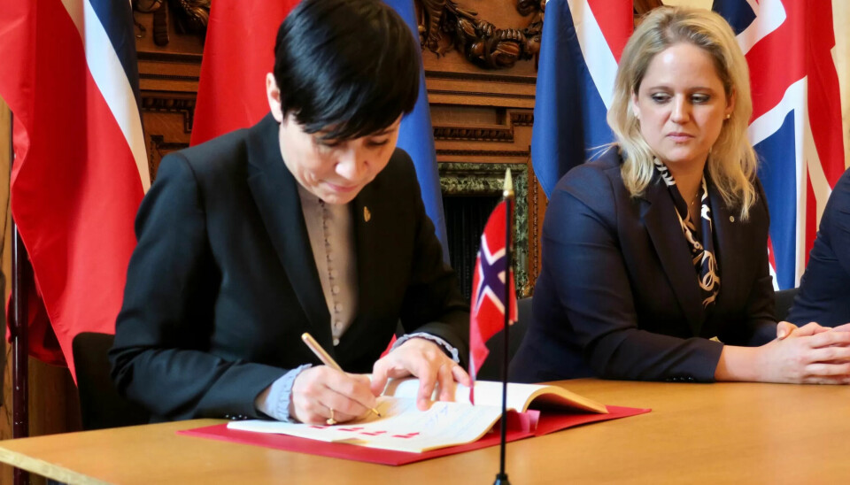 Utenriksminister Ine Eriksen Søreide signerer avtalen mellom Norge og Storbritannia som gjelder etter at Storbritannia går ut av EU. Utenriksminister Ine Eriksen Søreide signerer avtalen mellom Norge og Storbritannia som gjelder etter at Storbritannia går ut av EU.