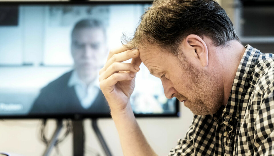 Han var først skeptisk, da ledere og ansatte ved Danmarks Journalist- og Mediehøjskole skulle nærme seg hverandre på en helt ny måte. Nå synes Akademikerne-tillistvalgt Torben Nielsen i Århus at det hele er en glimrende idé – og han har heller ikke mistet sin kritiske røst. Prorektor Lars Poulsen er møtedeltaker på storskjerm fra København. Han var først skeptisk, da ledere og ansatte ved Danmarks Journalist- og Mediehøjskole skulle nærme seg hverandre på en helt ny måte. Nå synes Akademikerne-tillistvalgt Torben Nielsen i Århus at det hele er en glimrende idé – og han har heller ikke mistet sin kritiske røst. Prorektor Lars Poulsen er møtedeltaker på storskjerm fra København.
