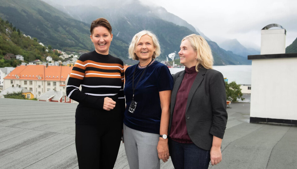 På taket på rådhuset i Odda, (fra venstre) Grethe Høvring Andersen, Kristi Gavle Stengårdsbakken og May Britt Skjeggedal. Alle jobber i økonomi og regnskap i Odda kommune. På taket på rådhuset i Odda, (fra venstre) Grethe Høvring Andersen, Kristi Gavle Stengårdsbakken og May Britt Skjeggedal. Alle jobber i økonomi og regnskap i Odda kommune.