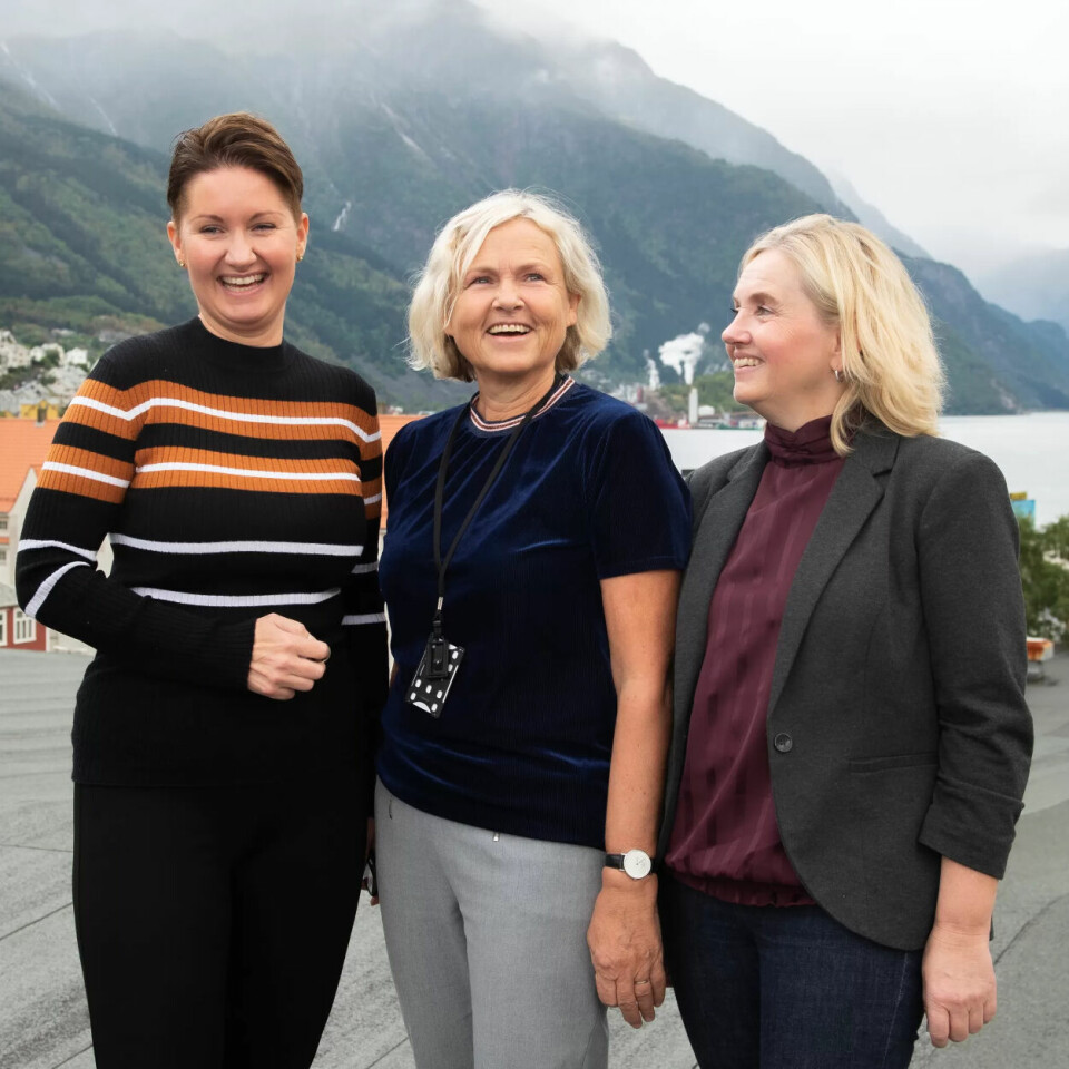 På taket på rådhuset i Odda, (fra venstre) Grethe Høvring Andersen, Kristi Gavle Stengårdsbakken og May Britt Skjeggedal. Alle jobber i økonomi og regnskap i Odda kommune. På taket på rådhuset i Odda, (fra venstre) Grethe Høvring Andersen, Kristi Gavle Stengårdsbakken og May Britt Skjeggedal. Alle jobber i økonomi og regnskap i Odda kommune.