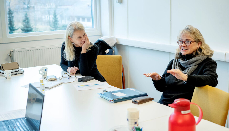 ALLE SKAL MED: HR-leder Gunn-Kari Bakke (t.h.) forteller om en ganske annen drikkekultur på skolens fester da hun ble ansatt på 90-tallet. Rektor Ann-Mari Henriksen følger interessert med. ALLE SKAL MED: HR-leder Gunn-Kari Bakke (t.h.) forteller om en ganske annen drikkekultur på skolens fester da hun ble ansatt på 90-tallet. Rektor Ann-Mari Henriksen følger interessert med.