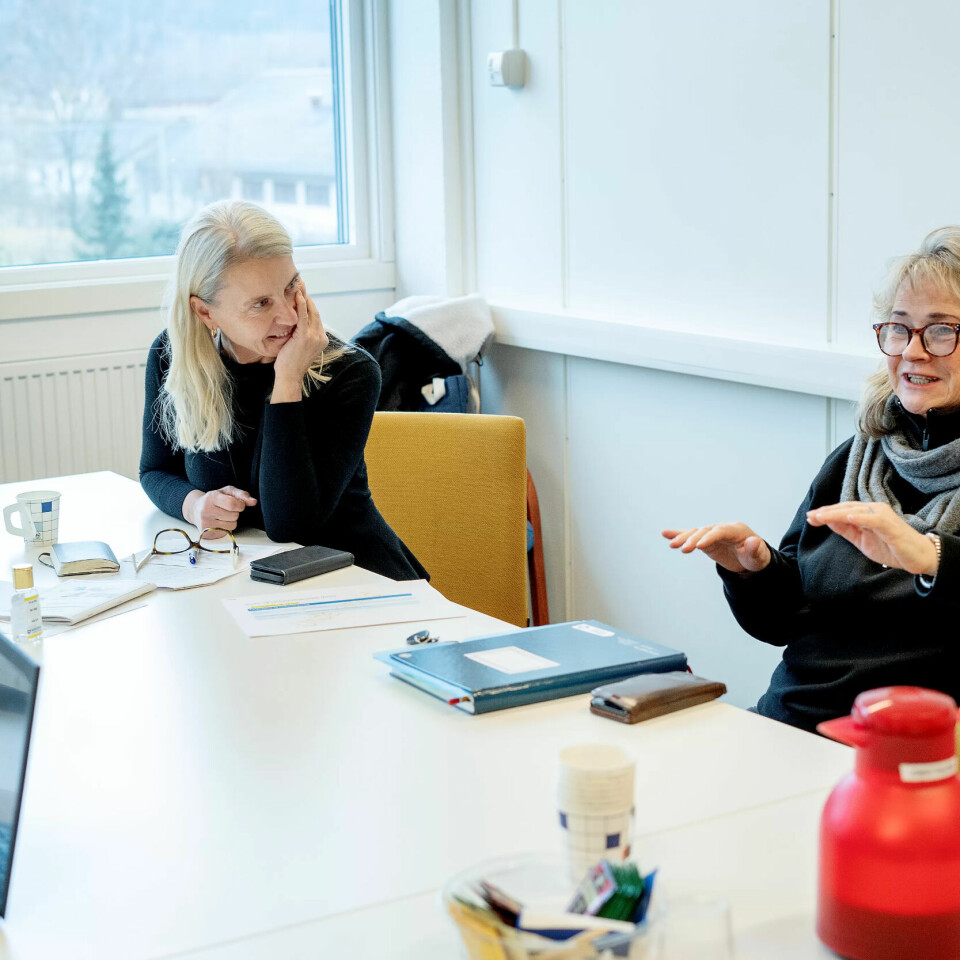 ALLE SKAL MED: HR-leder Gunn-Kari Bakke (t.h.) forteller om en ganske annen drikkekultur på skolens fester da hun ble ansatt på 90-tallet. Rektor Ann-Mari Henriksen følger interessert med. ALLE SKAL MED: HR-leder Gunn-Kari Bakke (t.h.) forteller om en ganske annen drikkekultur på skolens fester da hun ble ansatt på 90-tallet. Rektor Ann-Mari Henriksen følger interessert med.