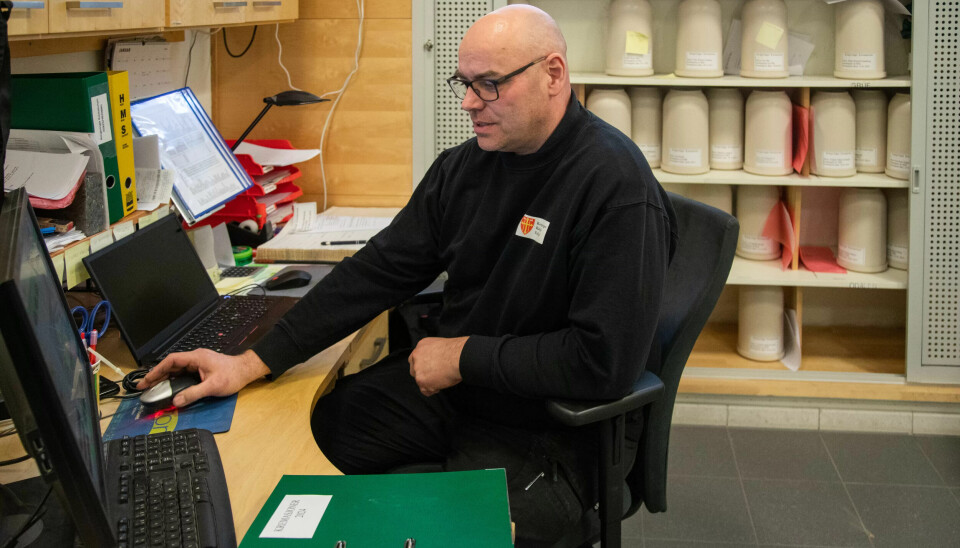 REGISTRERING: På kontoret bak ovnen registrerer Yngve Nilsen alle som kremeres både digitalt og på papir. REGISTRERING: På kontoret bak ovnen registrerer Yngve Nilsen alle som kremeres både digitalt og på papir.