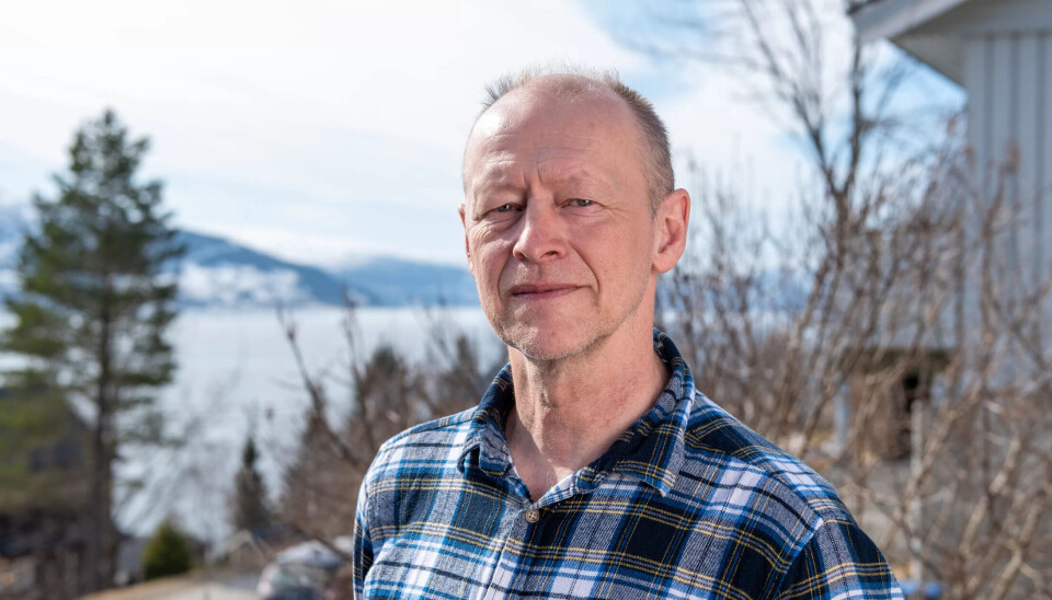 FRYKTER DÅRLIG RÅD: Parkinsons sykdom har gradvis tatt større kontroll over kroppen til Vidar Smalås. Han tror ikke han greier å stå i 60 prosent jobb særlig mye lenger, men frykter de økonomiske konsekvensene av å måtte søke uføretrygd fra Nav, ettersom uføretrygden vil tilsvare 66 prosent av hans 60 prosent stilling. FRYKTER DÅRLIG RÅD: Parkinsons sykdom har gradvis tatt større kontroll over kroppen til Vidar Smalås. Han tror ikke han greier å stå i 60 prosent jobb særlig mye lenger, men frykter de økonomiske konsekvensene av å måtte søke uføretrygd fra Nav, ettersom uføretrygden vil tilsvare 66 prosent av hans 60 prosent stilling.