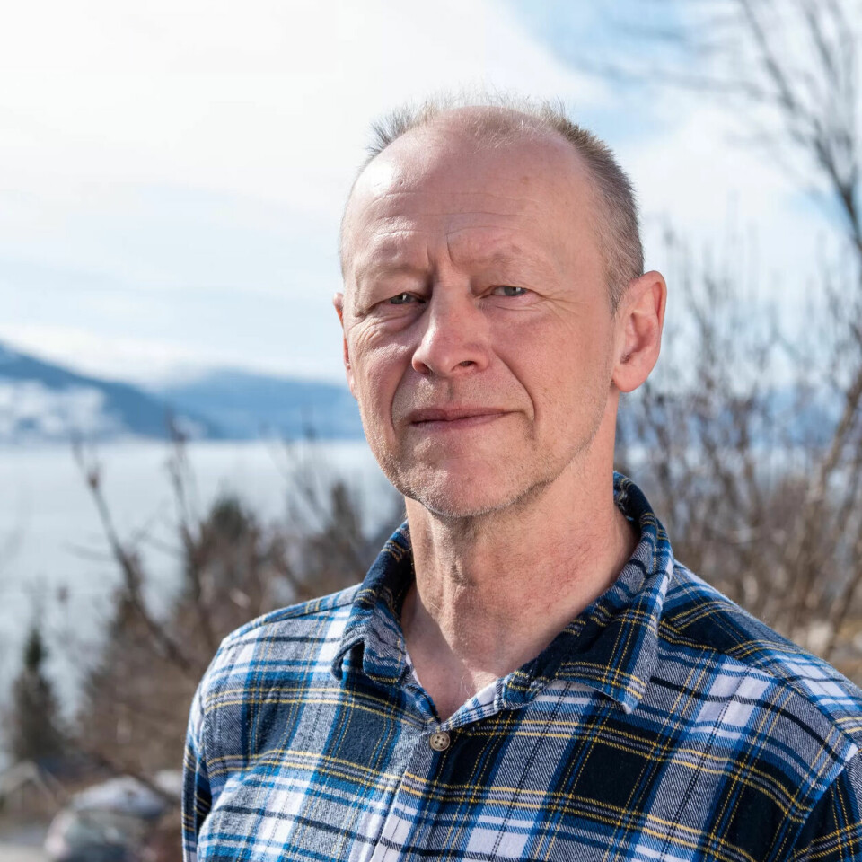 FRYKTER DÅRLIG RÅD: Parkinsons sykdom har gradvis tatt større kontroll over kroppen til Vidar Smalås. Han tror ikke han greier å stå i 60 prosent jobb særlig mye lenger, men frykter de økonomiske konsekvensene av å måtte søke uføretrygd fra Nav, ettersom uføretrygden vil tilsvare 66 prosent av hans 60 prosent stilling. FRYKTER DÅRLIG RÅD: Parkinsons sykdom har gradvis tatt større kontroll over kroppen til Vidar Smalås. Han tror ikke han greier å stå i 60 prosent jobb særlig mye lenger, men frykter de økonomiske konsekvensene av å måtte søke uføretrygd fra Nav, ettersom uføretrygden vil tilsvare 66 prosent av hans 60 prosent stilling.