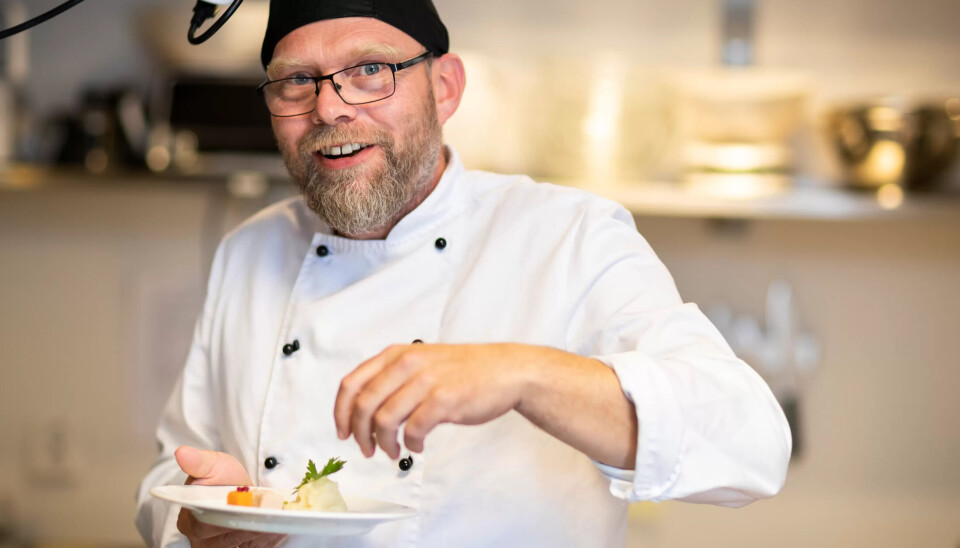 LIKE GODT SOM ANNEN MAT: – Diettmat skal være like god som annen mat. Den skal også se like delikat ut og lukte like godt, sier Erlend Eliassen. LIKE GODT SOM ANNEN MAT: – Diettmat skal være like god som annen mat. Den skal også se like delikat ut og lukte like godt, sier Erlend Eliassen.