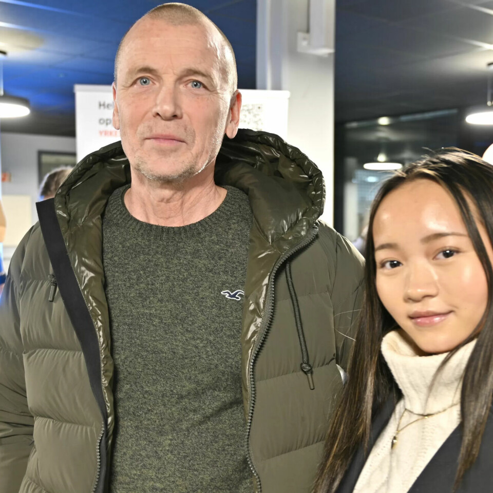 TENKEBOKS: Andrea Hindrum (16) er fortsatt i tenkeboksen. Hun besøker åpen dag på Bleiker videregående skole sammen med faren, Ole Petter Hindrum. TENKEBOKS: Andrea Hindrum (16) er fortsatt i tenkeboksen. Hun besøker åpen dag på Bleiker videregående skole sammen med faren, Ole Petter Hindrum.