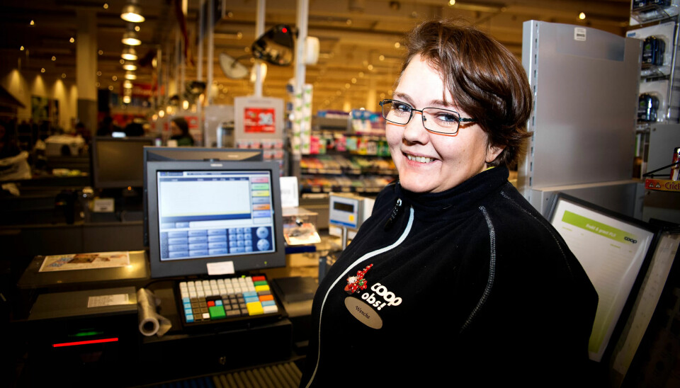 DATASKJERM?: Er skjermen på kasseapparatet Wenche Mattson betjener en dataskjerm som gir henne rett til gratis briller? Det skal Direktoratet for Arbeidstilsynet avgjøre. DATASKJERM?: Er skjermen på kasseapparatet Wenche Mattson betjener en dataskjerm som gir henne rett til gratis briller? Det skal Direktoratet for Arbeidstilsynet avgjøre.