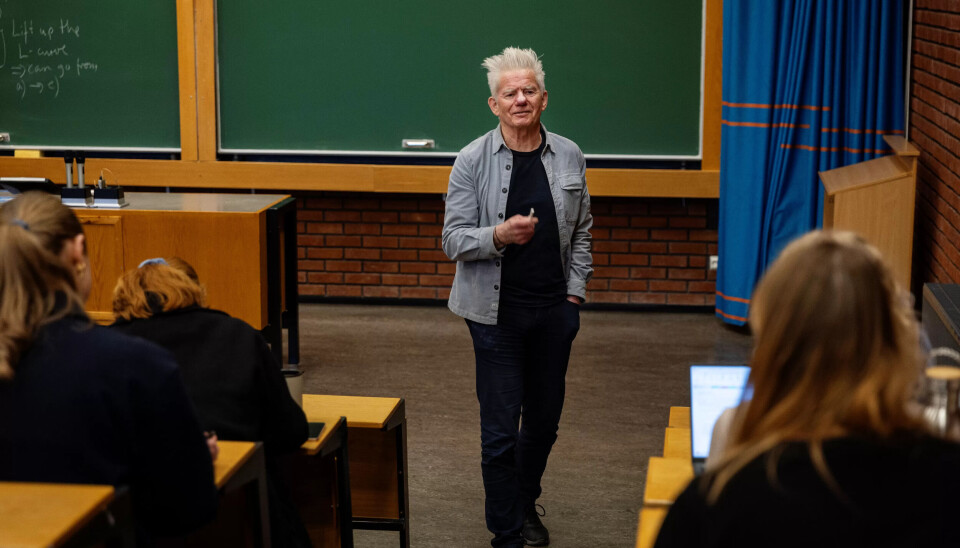 LIVET: – Å få være med unge som til og med må ta eksamen i det du sier, er et privilegium, sier Kalle Moene. Han lærer av å være lærer, sier han. LIVET: – Å få være med unge som til og med må ta eksamen i det du sier, er et privilegium, sier Kalle Moene. Han lærer av å være lærer, sier han.