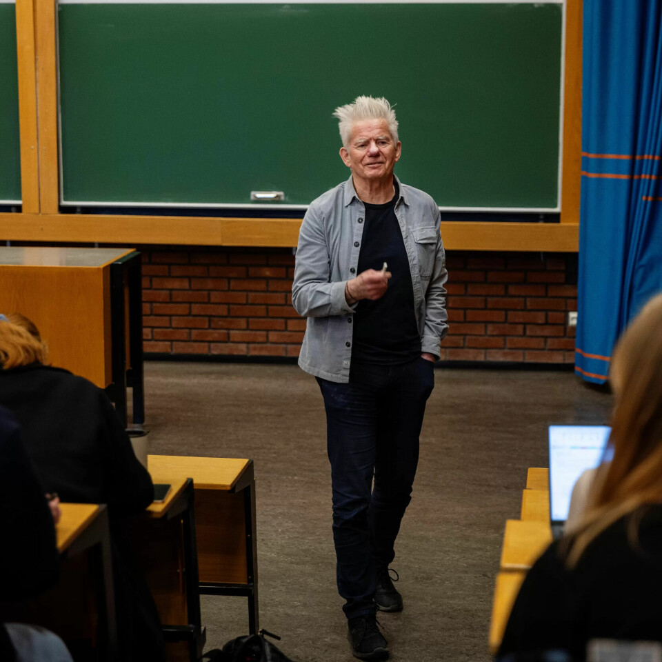 LIVET: – Å få være med unge som til og med må ta eksamen i det du sier, er et privilegium, sier Kalle Moene. Han lærer av å være lærer, sier han. LIVET: – Å få være med unge som til og med må ta eksamen i det du sier, er et privilegium, sier Kalle Moene. Han lærer av å være lærer, sier han.