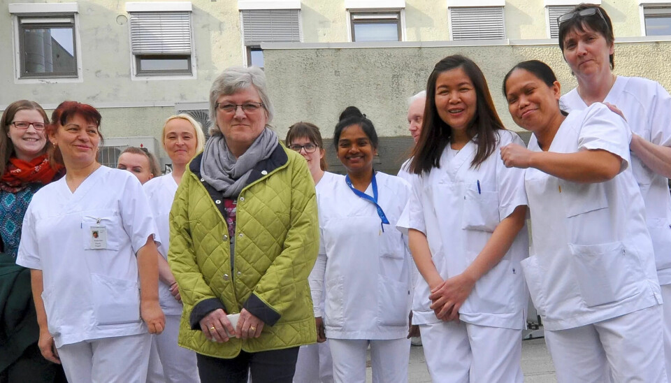 FOLK BLIR DÅRLIGE: - Det er psykisk hardt for folk å stå i jobben nå, forteller renholdernes verneombud Anne Karin Hungnes og plasstillitsvalgt Ramona Haukås. FOLK BLIR DÅRLIGE: - Det er psykisk hardt for folk å stå i jobben nå, forteller renholdernes verneombud Anne Karin Hungnes og plasstillitsvalgt Ramona Haukås.