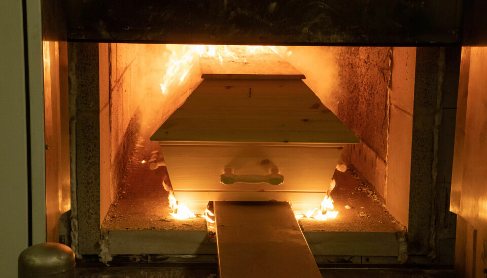 OVER 1000 GRADER: Tre sjølantenner på 3-400 grader. Derfor tar den fyr på vei inn i ovnen, der temperaturen er over 1000 grader. OVER 1000 GRADER: Tre sjølantenner på 3-400 grader. Derfor tar den fyr på vei inn i ovnen, der temperaturen er over 1000 grader.