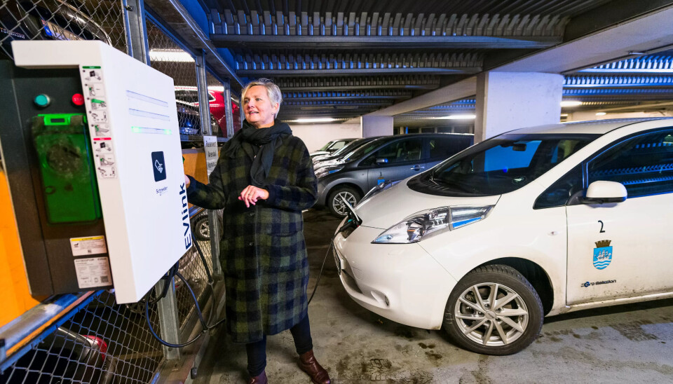 LÆRER I ELBIL: Da elbilene ble tatt i bruk i Arendal, sto klimarådgiver Ragnhild Hammer for opplæring i garasjen i en uke, og lærte bort alt fra lading til automatgir. LÆRER I ELBIL: Da elbilene ble tatt i bruk i Arendal, sto klimarådgiver Ragnhild Hammer for opplæring i garasjen i en uke, og lærte bort alt fra lading til automatgir.