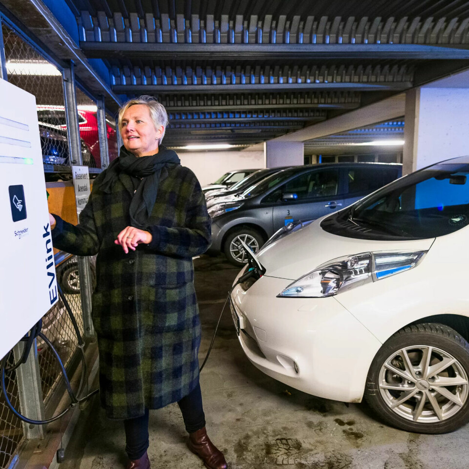 LÆRER I ELBIL: Da elbilene ble tatt i bruk i Arendal, sto klimarådgiver Ragnhild Hammer for opplæring i garasjen i en uke, og lærte bort alt fra lading til automatgir. LÆRER I ELBIL: Da elbilene ble tatt i bruk i Arendal, sto klimarådgiver Ragnhild Hammer for opplæring i garasjen i en uke, og lærte bort alt fra lading til automatgir.