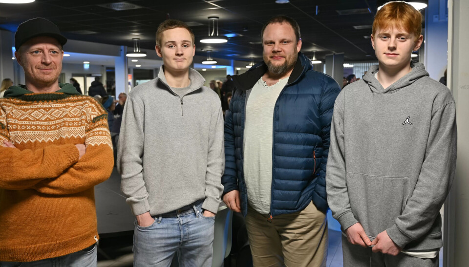 BASKETBALL: Fra venstre Jarle Hestbråten, Sean-André Jensen (16), Egil Jensen og Niko Hestbråten (16) har reist fra Eidsvoll og besøker åpen dag på Bleiker videregående skole i Asker. Sean-André og Niko er basketspillere og vil vite mer om basket-tilbudet på idrettslinja som de har tenkt å søke på. BASKETBALL: Fra venstre Jarle Hestbråten, Sean-André Jensen (16), Egil Jensen og Niko Hestbråten (16) har reist fra Eidsvoll og besøker åpen dag på Bleiker videregående skole i Asker. Sean-André og Niko er basketspillere og vil vite mer om basket-tilbudet på idrettslinja som de har tenkt å søke på.