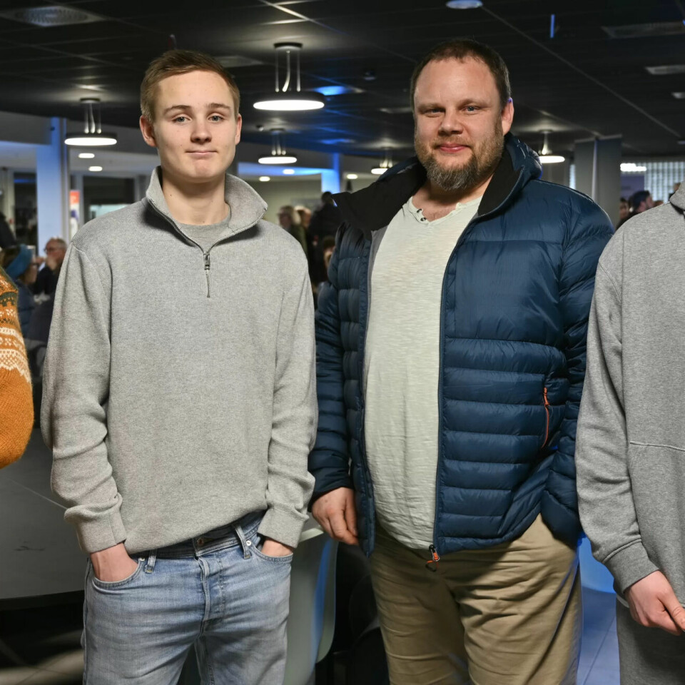 BASKETBALL: Fra venstre Jarle Hestbråten, Sean-André Jensen (16), Egil Jensen og Niko Hestbråten (16) har reist fra Eidsvoll og besøker åpen dag på Bleiker videregående skole i Asker. Sean-André og Niko er basketspillere og vil vite mer om basket-tilbudet på idrettslinja som de har tenkt å søke på. BASKETBALL: Fra venstre Jarle Hestbråten, Sean-André Jensen (16), Egil Jensen og Niko Hestbråten (16) har reist fra Eidsvoll og besøker åpen dag på Bleiker videregående skole i Asker. Sean-André og Niko er basketspillere og vil vite mer om basket-tilbudet på idrettslinja som de har tenkt å søke på.