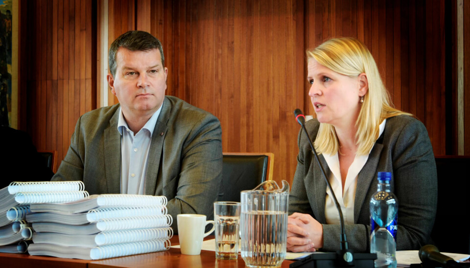 POLITISKE FORSKJELLER: LO-leder Hans Christian Gabrielsen og Nina Kroken ved LOs juridske avdeling la fram en rapport som dokumenterer hva de ulike politiske partiene har stemt i arbeidslivsspørsmål, og de menr rapporten dokumenterer at det er stor forskjell mellom høyre- og venstresiden i norsk politikk. POLITISKE FORSKJELLER: LO-leder Hans Christian Gabrielsen og Nina Kroken ved LOs juridske avdeling la fram en rapport som dokumenterer hva de ulike politiske partiene har stemt i arbeidslivsspørsmål, og de menr rapporten dokumenterer at det er stor forskjell mellom høyre- og venstresiden i norsk politikk.