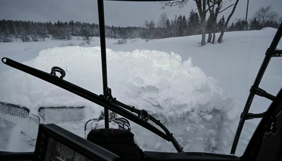 Løypemaskinen baner seg vei gjennom snøen. Det siste døgnet har det snødd neste en halv meter over hovedstaden. Løypemaskinen baner seg vei gjennom snøen. Det siste døgnet har det snødd neste en halv meter over hovedstaden.