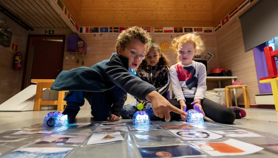 KODING: I Nordre Ås barnehage koder fem år gamle Noah, Nila og Miriam. Muserobotene er bare noen uker gamle, men barna har allerede fått teken på det. Musene skal bevege seg ut fra hvilke bilder som rimer på hverandre. KODING: I Nordre Ås barnehage koder fem år gamle Noah, Nila og Miriam. Muserobotene er bare noen uker gamle, men barna har allerede fått teken på det. Musene skal bevege seg ut fra hvilke bilder som rimer på hverandre.