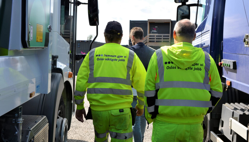 Geir og Stig viser Rødt-leder Bjørnar Moxnes rundt på anlegget på Alnabru. Geir og Stig viser Rødt-leder Bjørnar Moxnes rundt på anlegget på Alnabru.