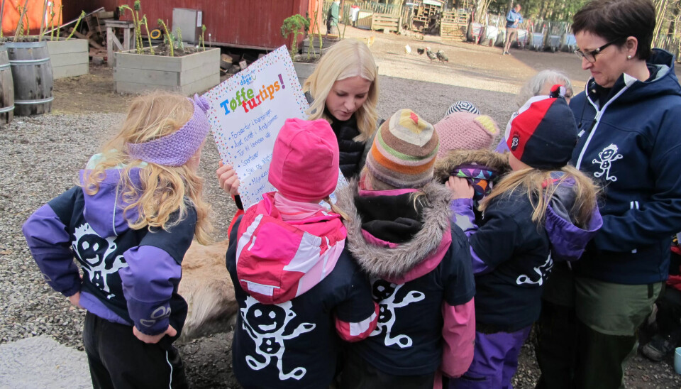 STORFINT BESØK: Barna i Steinrøysa barnehage overleverte en plakat med turtips til Mette Marit. STORFINT BESØK: Barna i Steinrøysa barnehage overleverte en plakat med turtips til Mette Marit.