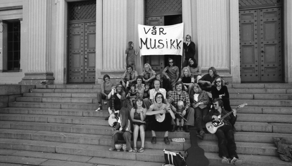 Samling av MAI-artister, Mai-ansatte og Vår-Musikk-aktivister utenfor universitetet i Oslo, juli 1974 Samling av MAI-artister, Mai-ansatte og Vår-Musikk-aktivister utenfor universitetet i Oslo, juli 1974