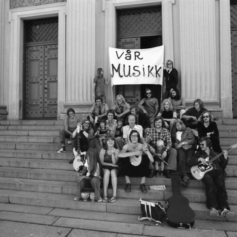 Samling av MAI-artister, Mai-ansatte og Vår-Musikk-aktivister utenfor universitetet i Oslo, juli 1974 Samling av MAI-artister, Mai-ansatte og Vår-Musikk-aktivister utenfor universitetet i Oslo, juli 1974