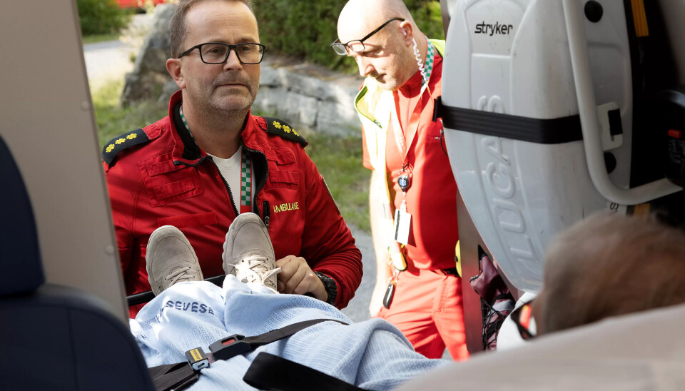 FOR MANGE AKUTT-OPPDRAG: Her er Lars Vereide på et reelt, akutt oppdrag. Hjerneslag. Men han drar altfor ofte ut til pasienter som trenger noe annet enn en ambulanse, mener han. FOR MANGE AKUTT-OPPDRAG: Her er Lars Vereide på et reelt, akutt oppdrag. Hjerneslag. Men han drar altfor ofte ut til pasienter som trenger noe annet enn en ambulanse, mener han.