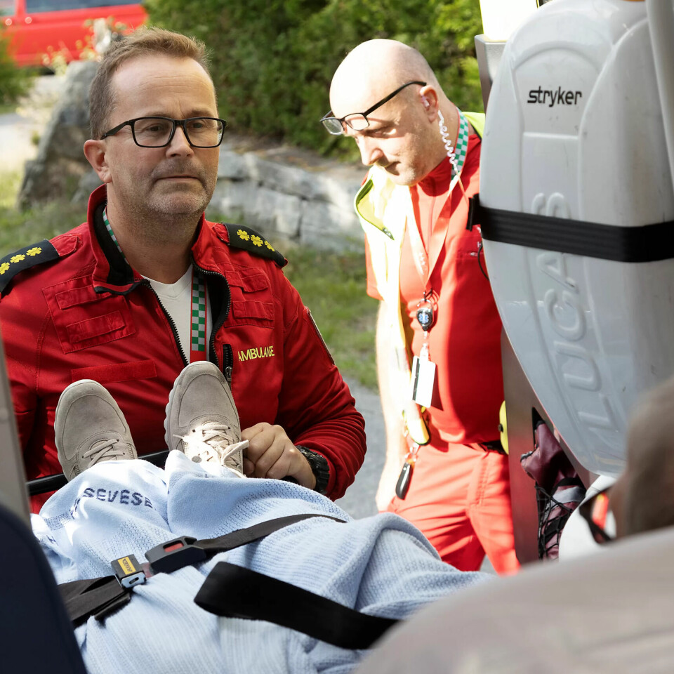 FOR MANGE AKUTT-OPPDRAG: Her er Lars Vereide på et reelt, akutt oppdrag. Hjerneslag. Men han drar altfor ofte ut til pasienter som trenger noe annet enn en ambulanse, mener han. FOR MANGE AKUTT-OPPDRAG: Her er Lars Vereide på et reelt, akutt oppdrag. Hjerneslag. Men han drar altfor ofte ut til pasienter som trenger noe annet enn en ambulanse, mener han.