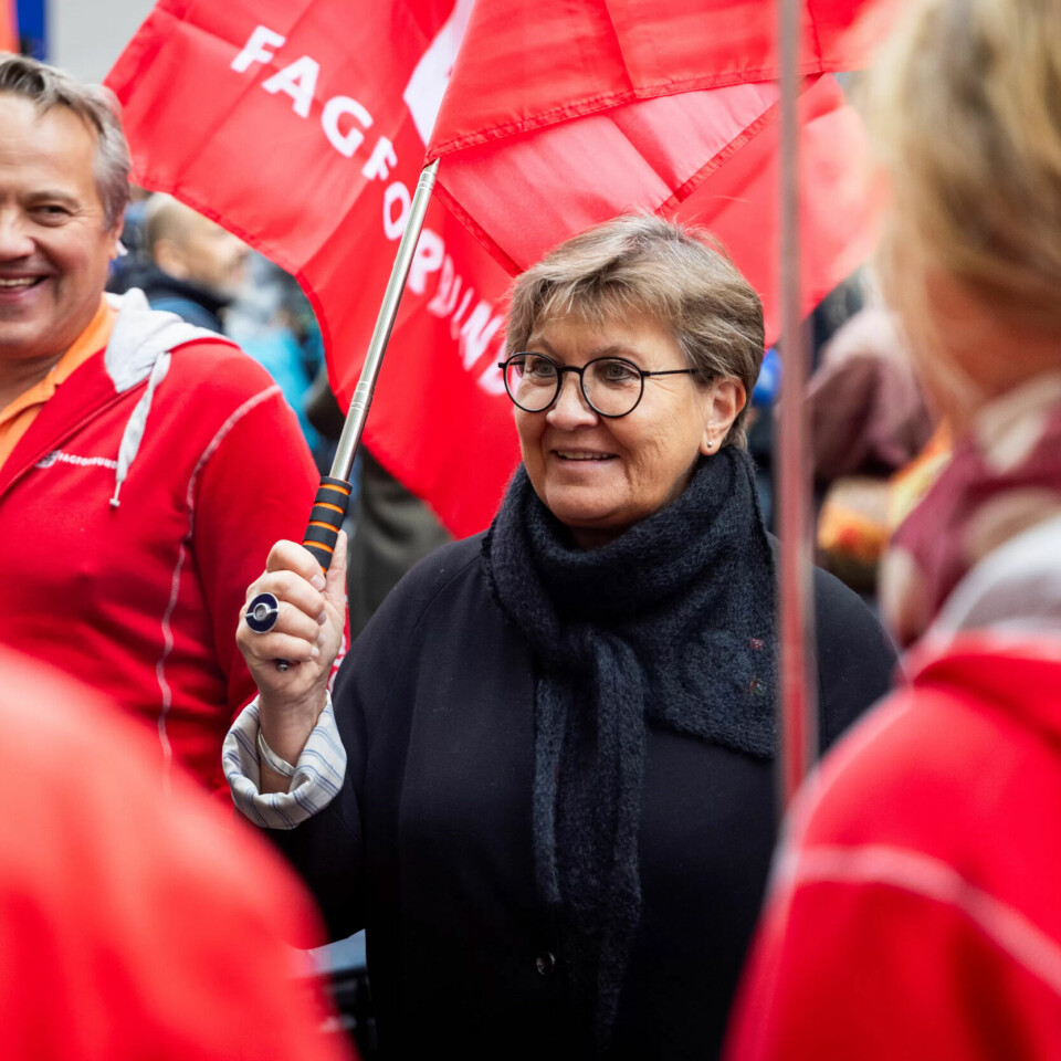 MANN- OG KVINNESTERKE: Hele Fagforbundets ledelse hadde møtt opp for å støtte teateret. Her Mette Nord og Helge Sporsheim. MANN- OG KVINNESTERKE: Hele Fagforbundets ledelse hadde møtt opp for å støtte teateret. Her Mette Nord og Helge Sporsheim.
