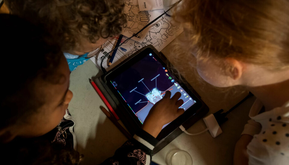 LÆRING: I stedet for å se på menneskekroppen i en bok, får Noah, Nila og Miriam trykke på de ulike kroppsdelene på en iPad. På den måten forstår de bedre hvilke prosesser som settes i gang når vi spiser mat. LÆRING: I stedet for å se på menneskekroppen i en bok, får Noah, Nila og Miriam trykke på de ulike kroppsdelene på en iPad. På den måten forstår de bedre hvilke prosesser som settes i gang når vi spiser mat.