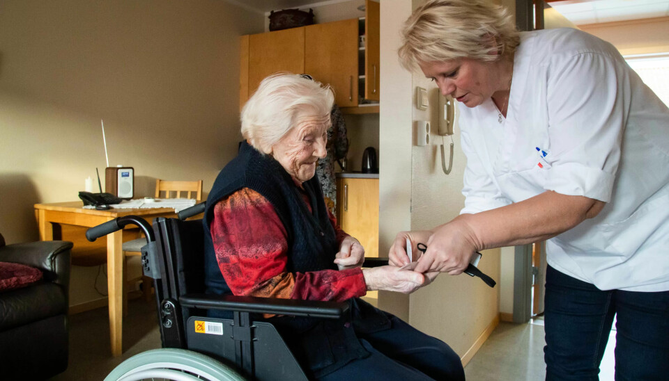 Svaksynte Emma Svendsrud er 103 år og glad for at personalet betjener medisinroboten Svaksynte Emma Svendsrud er 103 år og glad for at personalet betjener medisinroboten