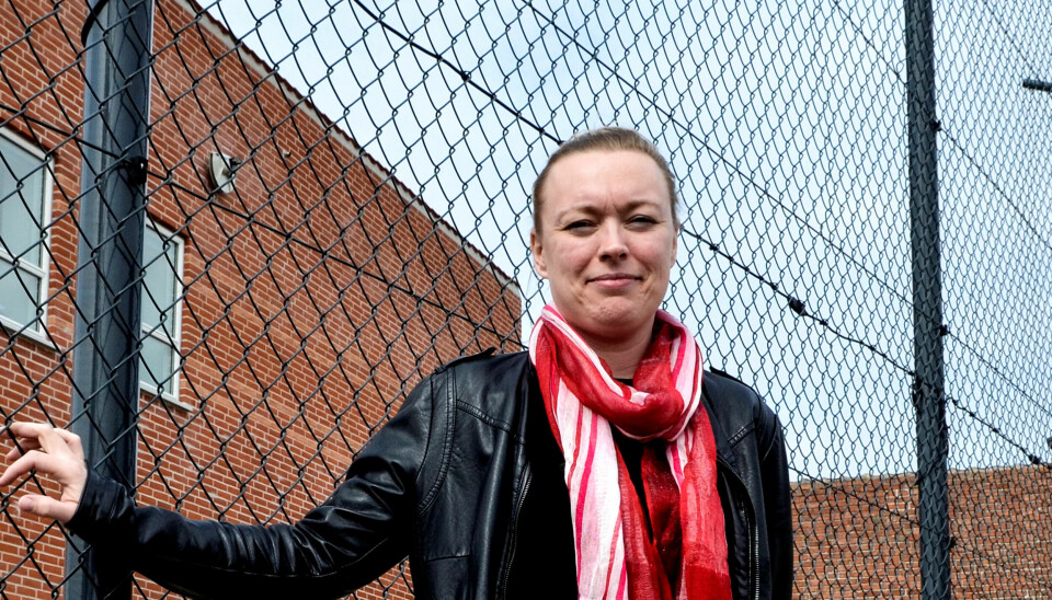 - Hvis ledelsen setter av tid til å prioritere tillitsreformen, da vil den lykkes, mener Mette Louise Frets Nielsen. Nå tillitsvalgt for Fængselsforbundet, tidligere fengselsbetjent i Nyborg Fængsel (i bakgrunnen). Hun var med på å starte et pilotprosjekt nettopp her. - Hvis ledelsen setter av tid til å prioritere tillitsreformen, da vil den lykkes, mener Mette Louise Frets Nielsen. Nå tillitsvalgt for Fængselsforbundet, tidligere fengselsbetjent i Nyborg Fængsel (i bakgrunnen). Hun var med på å starte et pilotprosjekt nettopp her.