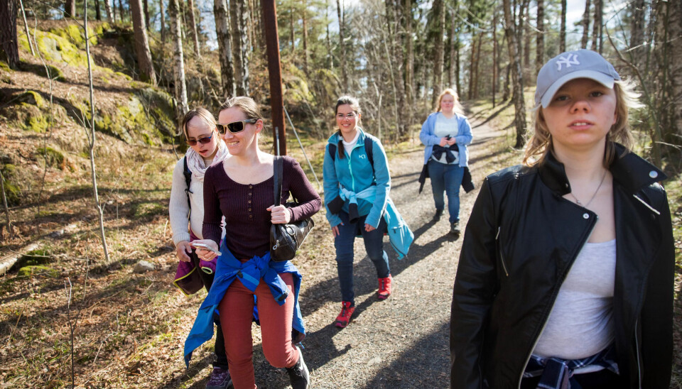 PÅ STIEN: Hilde Elise (t.v) og Sol leder an i jakten på geocacher. PÅ STIEN: Hilde Elise (t.v) og Sol leder an i jakten på geocacher.