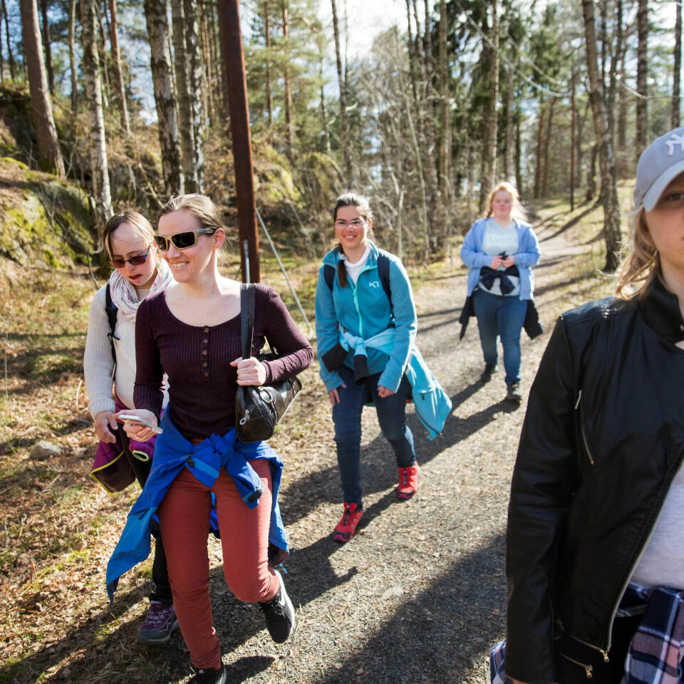 PÅ STIEN: Hilde Elise (t.v) og Sol leder an i jakten på geocacher. PÅ STIEN: Hilde Elise (t.v) og Sol leder an i jakten på geocacher.